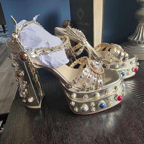 Gold Ornate Heels with Medium Height - Picture 3 of 5
